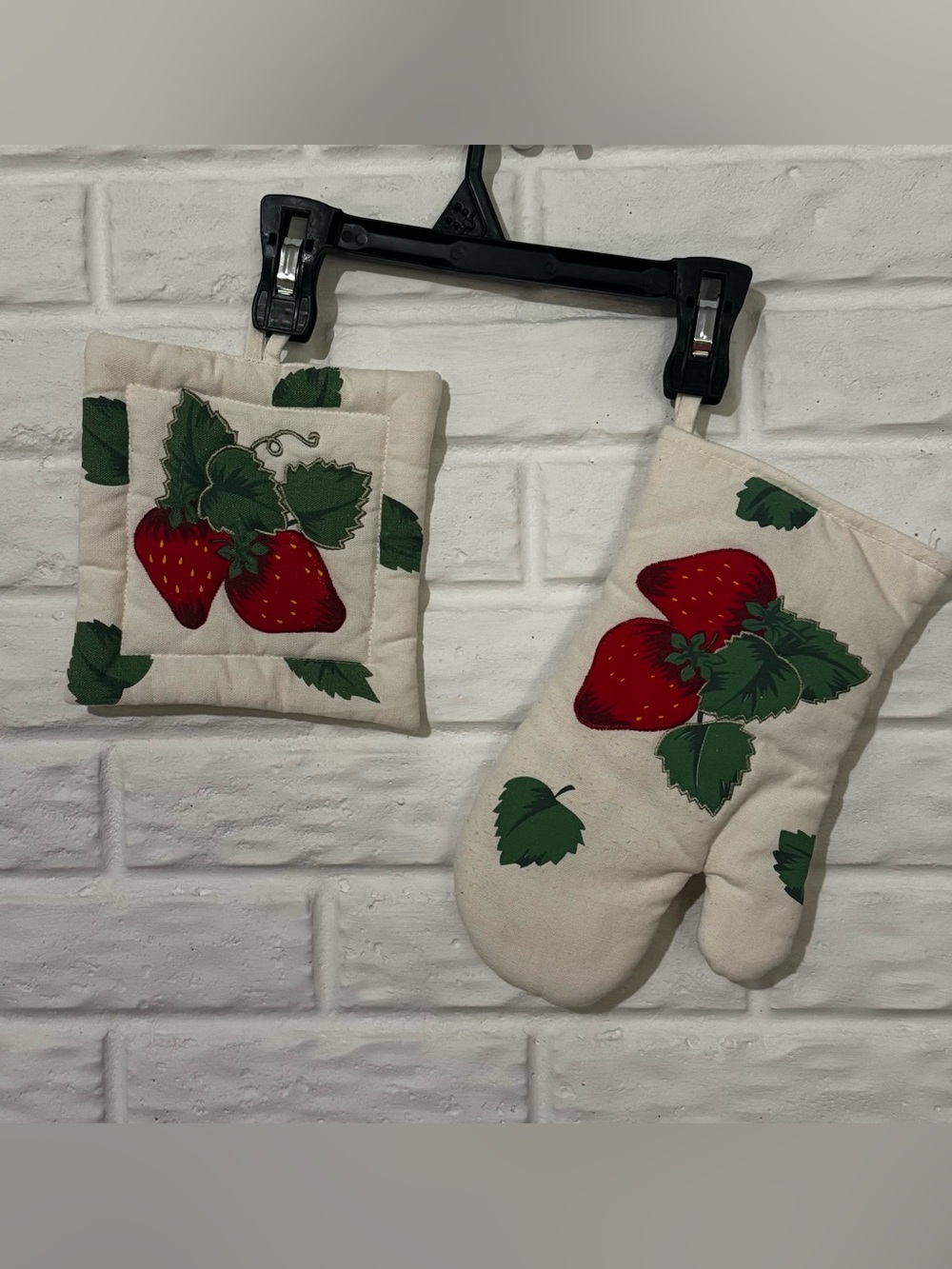 Vintage Strawberry Oven Mitt And Potholder Set Of 2 White Red Strawberries Vine